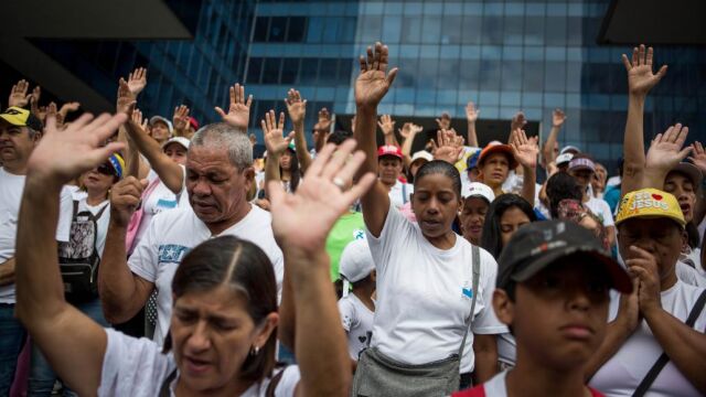 Un grupo de personas se congrega durante una manifestación hoy en Caracas