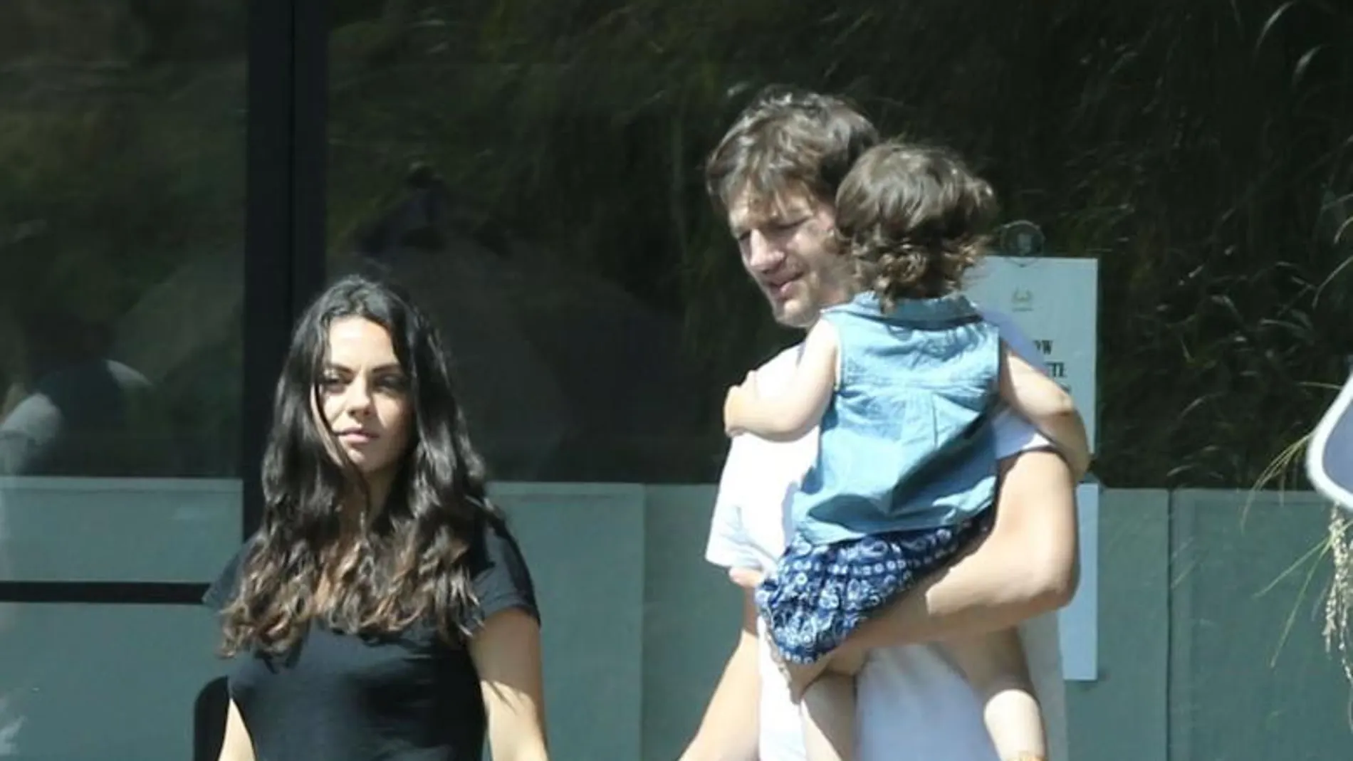 Ashton Kutcher y Mila Kunis con su pequeña Wyatt