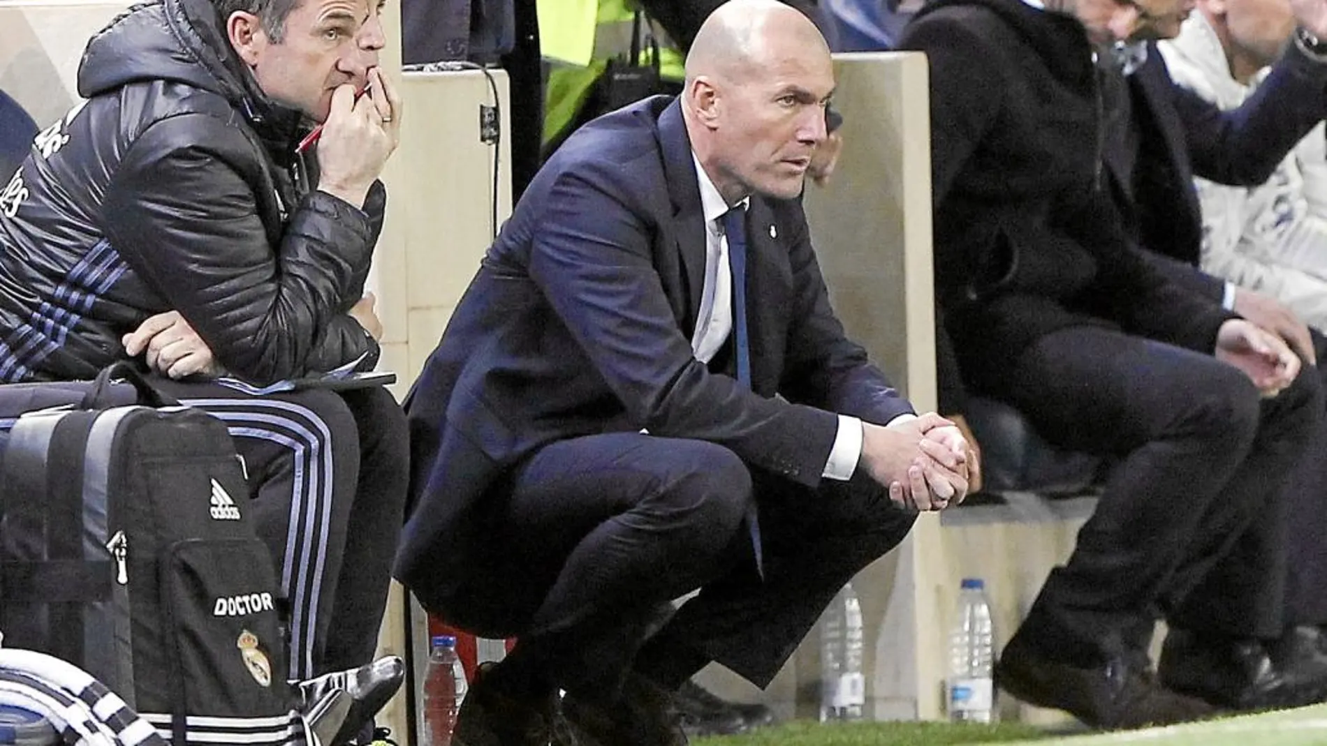 Zinedine Zidane observa atentamente desde la banda el partido de su equipo en Villarreal junto a dos de sus ayudantes