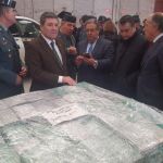 Imagen del ministro del Interior, con varios responsables de la operación, junto a la droga incautada