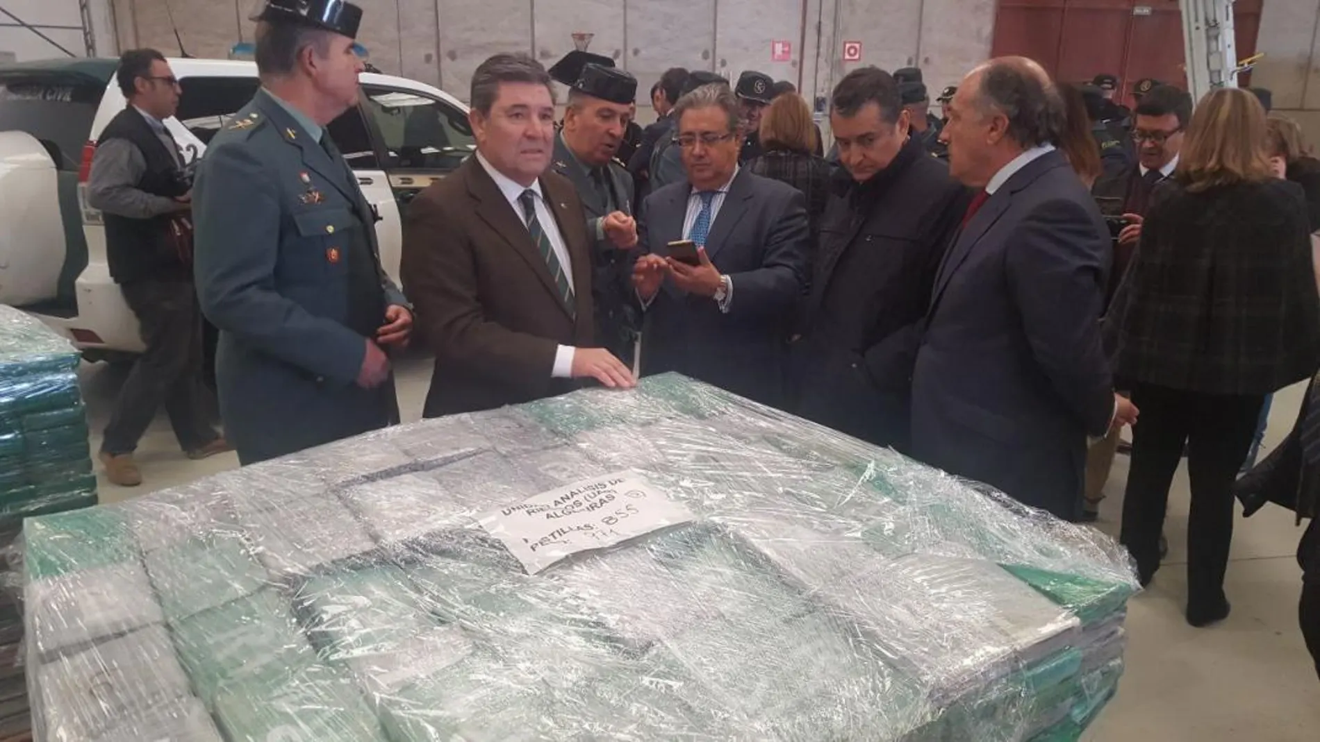 Imagen del ministro del Interior, con varios responsables de la operación, junto a la droga incautada