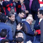 El entrenador del Atlético de Madrid, el argentino Diego Simeone (c), asiste desde la grada, por una sanción, al partido frente al Rayo Vallecano