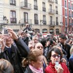 Miles de turistas abarrotan el exterior de la Catedral de Valladolid para escuchar el Pregón de las Siete Palabras.