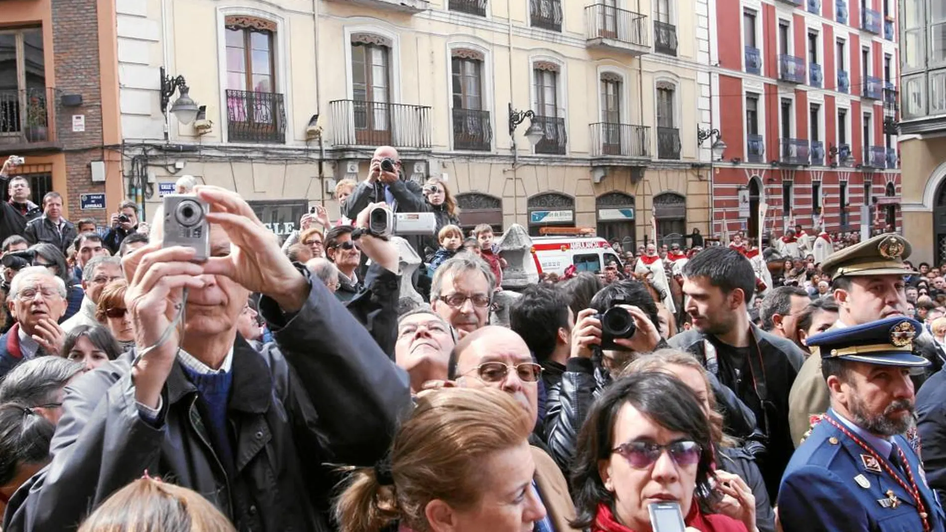 Miles de turistas abarrotan el exterior de la Catedral de Valladolid para escuchar el Pregón de las Siete Palabras.