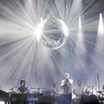 Puesta en escena, con bola disco incluída, de LCD Soundsystem que capitalizó la atención del jueves noche