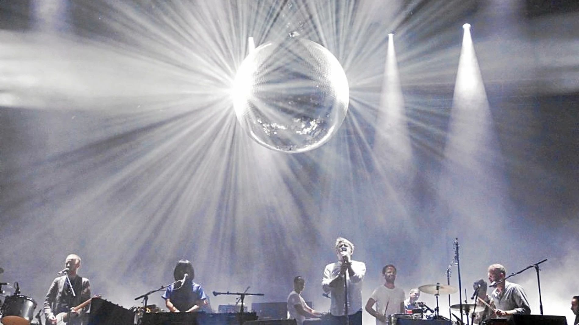 Puesta en escena, con bola disco incluída, de LCD Soundsystem que capitalizó la atención del jueves noche