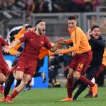 El jugador de la Roma Kostas Manolas celebra con sus compañeros de equipo después de anotar el 3-0