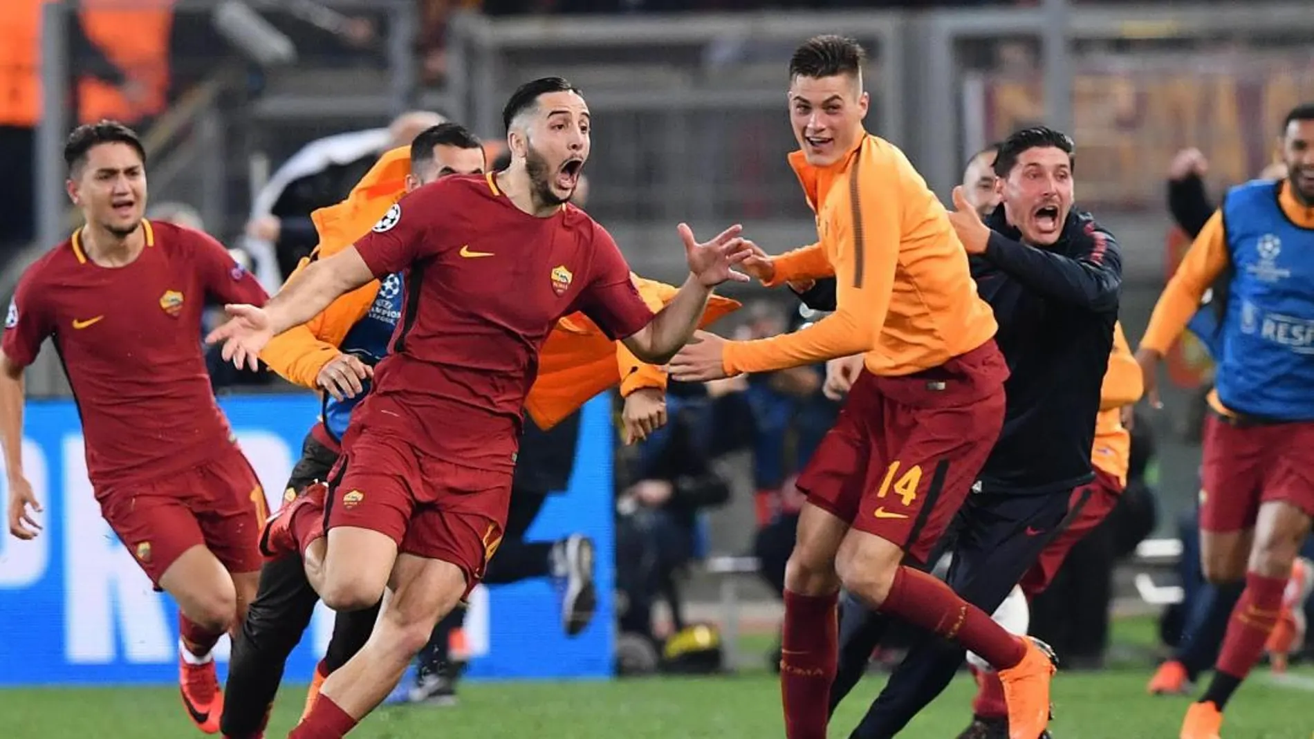 El jugador de la Roma Kostas Manolas celebra con sus compañeros de equipo después de anotar el 3-0