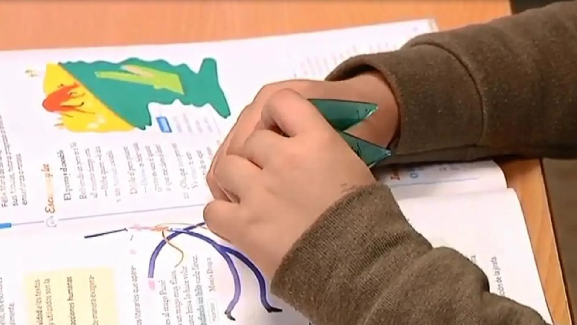 Una mujer maltratada mete una nota de auxilio en los deberes de su hijo para pedir ayuda