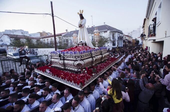 Trono de Nuestro Padre Jesús Cautivo, durante el desfile procesional del Lunes Santo en Málaga