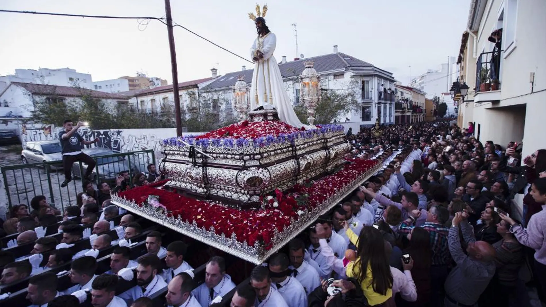 Trono de Nuestro Padre Jesús Cautivo, durante el desfile procesional del Lunes Santo en Málaga