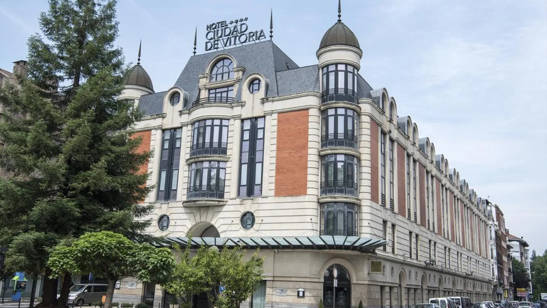 Fachada del Hotel Silken Ciudad de Vitoria, uno de los establecimientos más emblemáticos de la ciudad vasca.