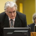 Fotografía de archivo de 2013 que muestra a Radovan Karadzic durante su juicio en el Tribunal Penal Internacional para la antigua Yugoslavia en La Haya.