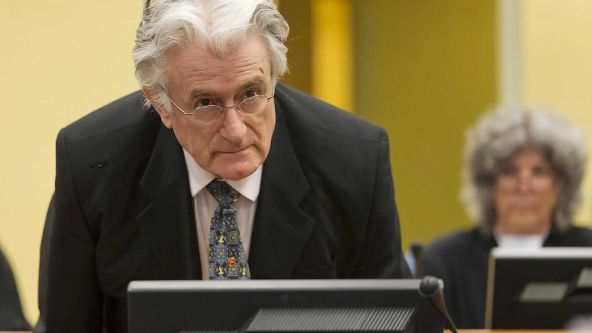 Fotografía de archivo de 2013 que muestra a Radovan Karadzic durante su juicio en el Tribunal Penal Internacional para la antigua Yugoslavia en La Haya.