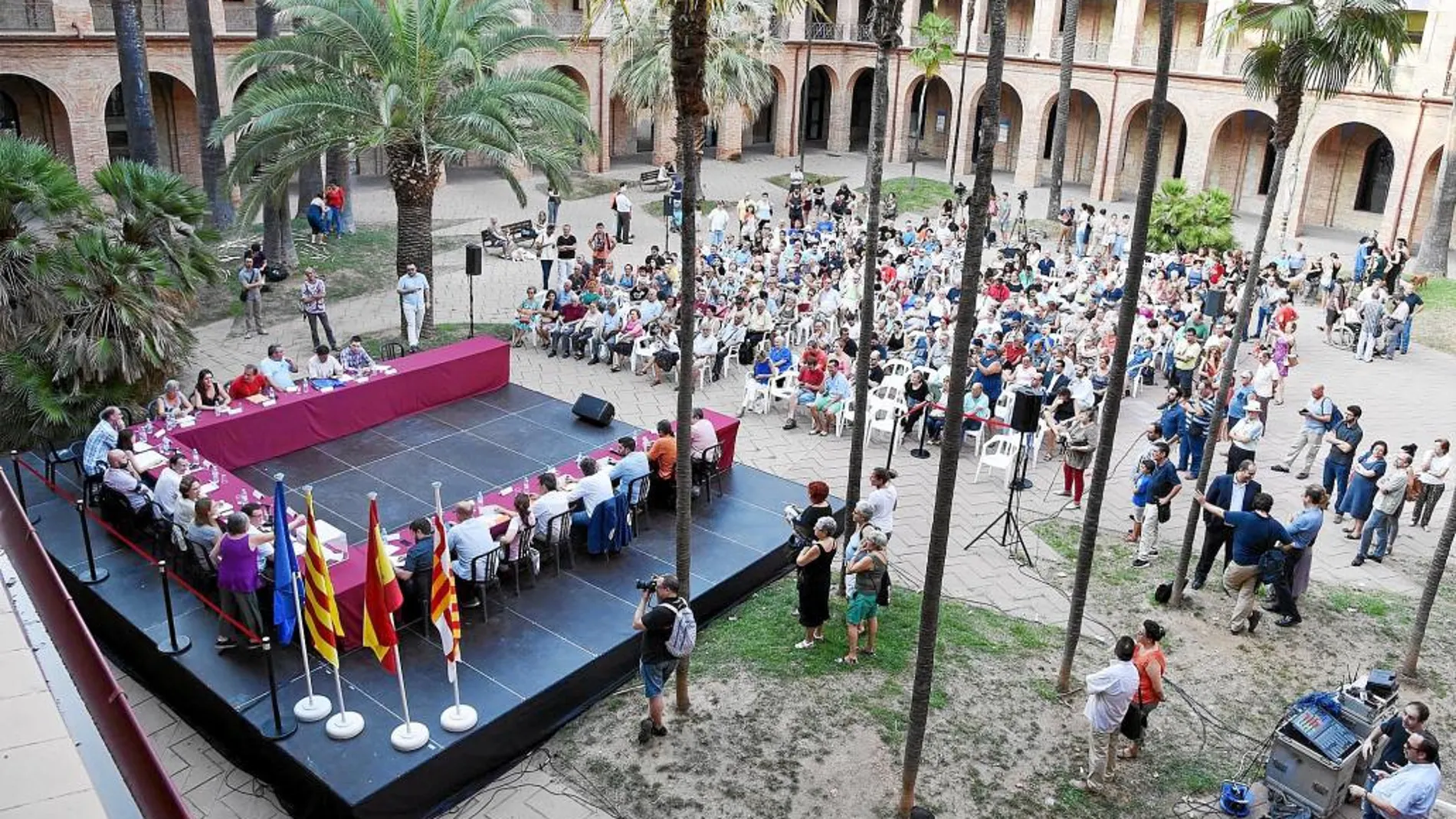 Ensayo. Colau ya hizo un ensayo de sus intenciones cuando sacó el pleno de constitución de Nou Barris fuera de las dependencias municipales.