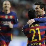 Messi celebra con Adriano y Jeremy Mathieu su primer gol