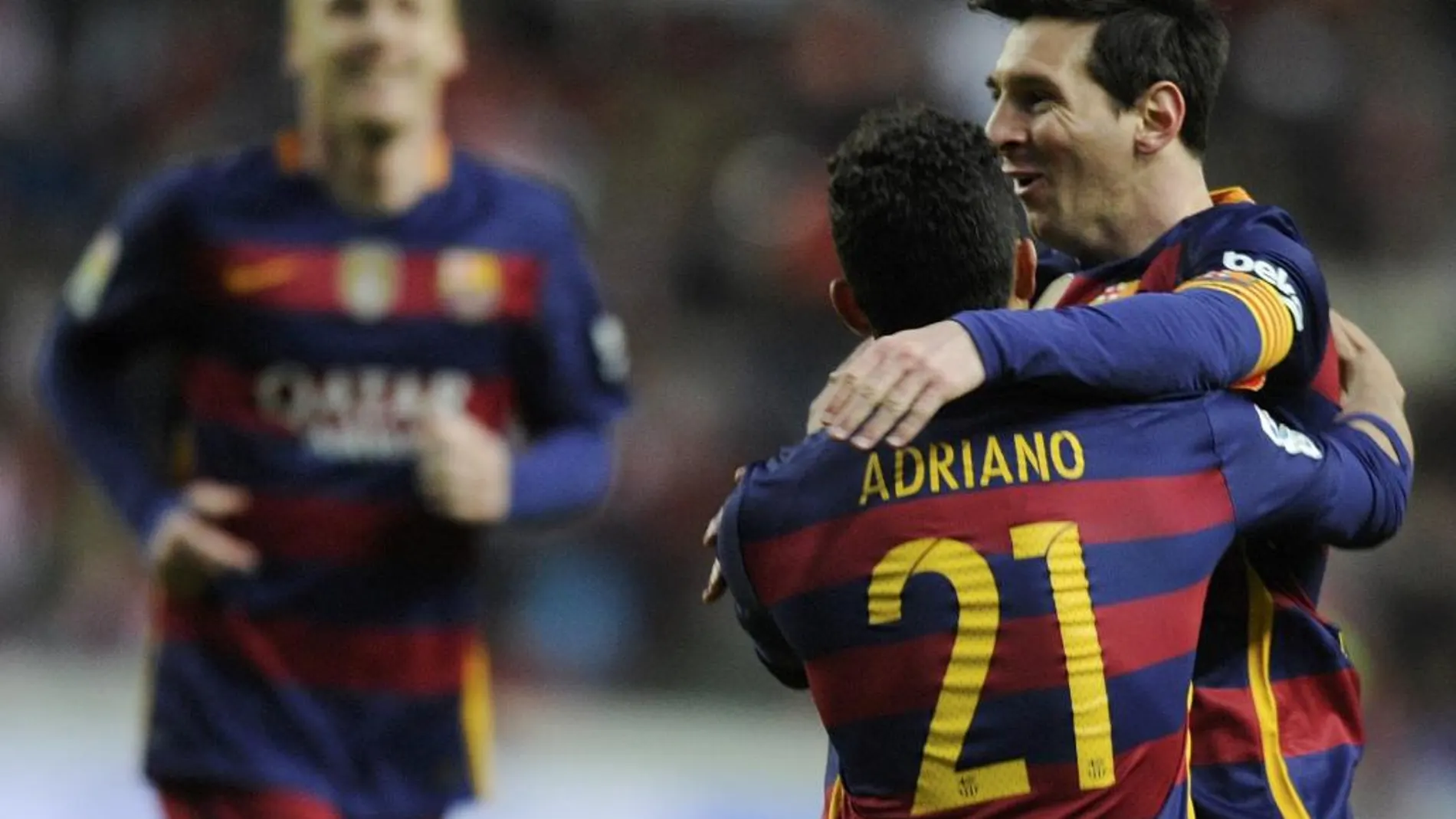 Messi celebra con Adriano y Jeremy Mathieu su primer gol