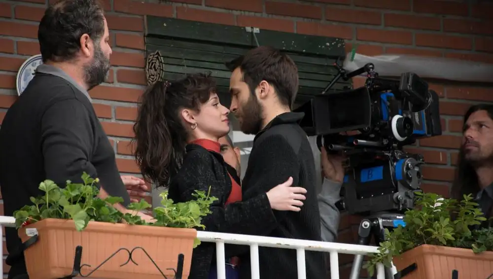 Ricardo Gómez (Carlos) y Elena Rivera (Karina) en una escena de la nueva temporada de ‘Cuéntame’