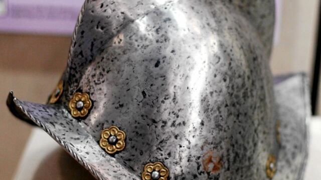 Una de las características de los soldados de tercios era el casco, como el que aparece en la imagen superior. Una parte del uniforme que generalmente les ha identificado