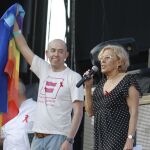 La alcaldesa se subió al escenario de la marcha del Orgullo 2015, desde donde pronunció unas palabras. A su derecha, Jesús Generelo, presidente de Felgtb