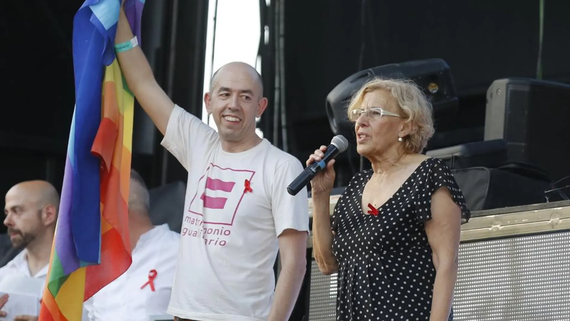 La alcaldesa se subió al escenario de la marcha del Orgullo 2015, desde donde pronunció unas palabras. A su derecha, Jesús Generelo, presidente de Felgtb