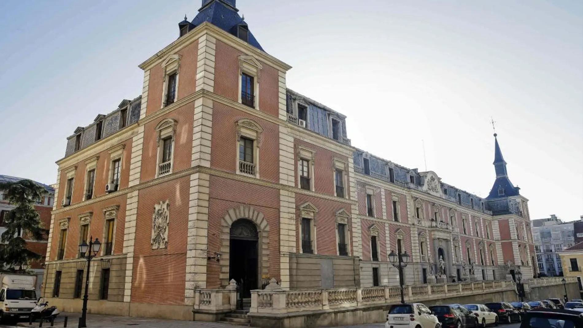 Fachada del Salón del Reinos del Museo del Ejército que hoy ha sido cedido al museo del Prado.