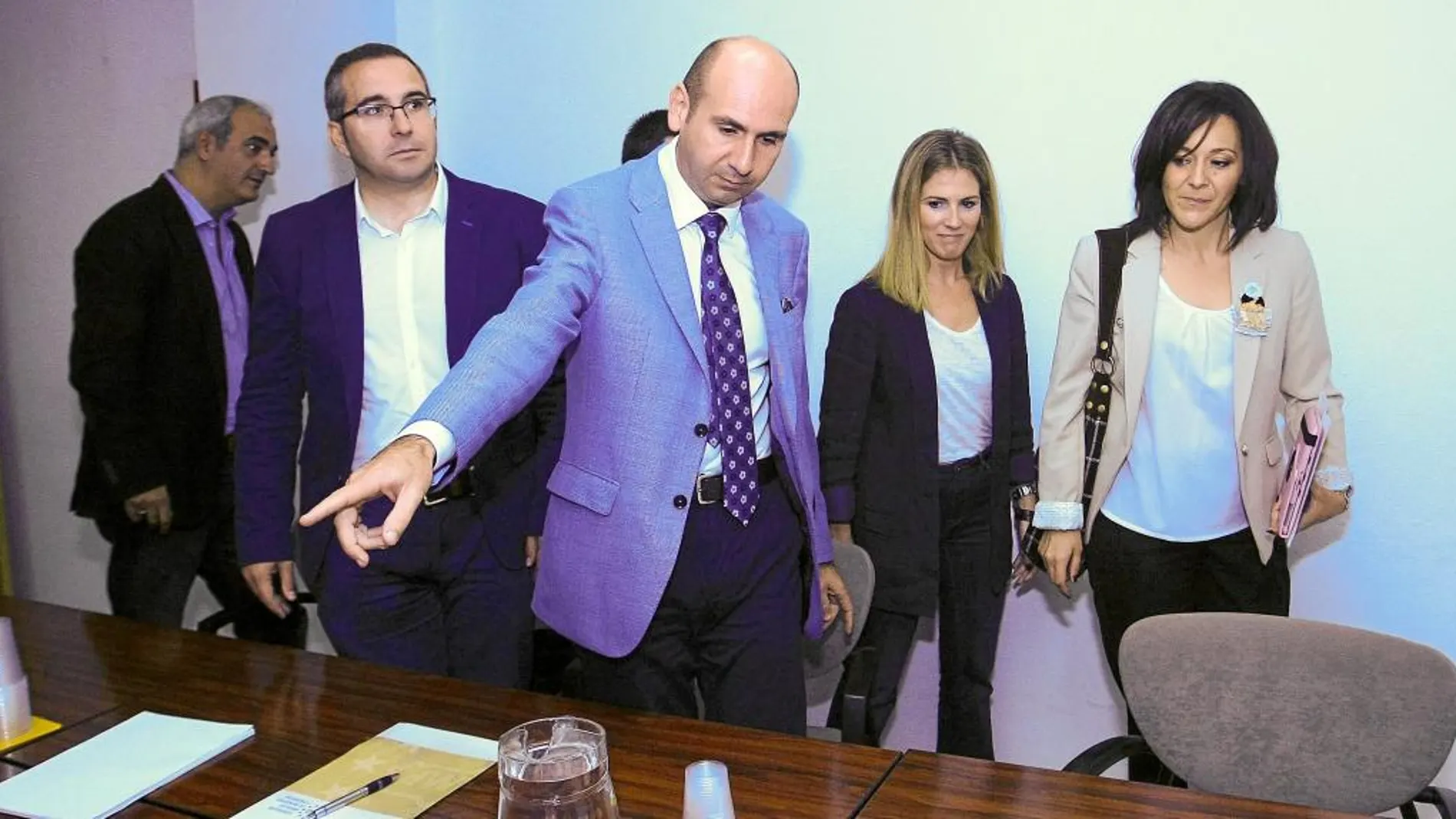 Francisco Conejo y Rafi Crespín, por parte del PSOE; Ana Mestre y Toni Martín, del PP; Juan Manuel Valle, de IU; Modesto González,del PA; y Manuel Buzón, de Ciudadanos, firmaron el acuerdo