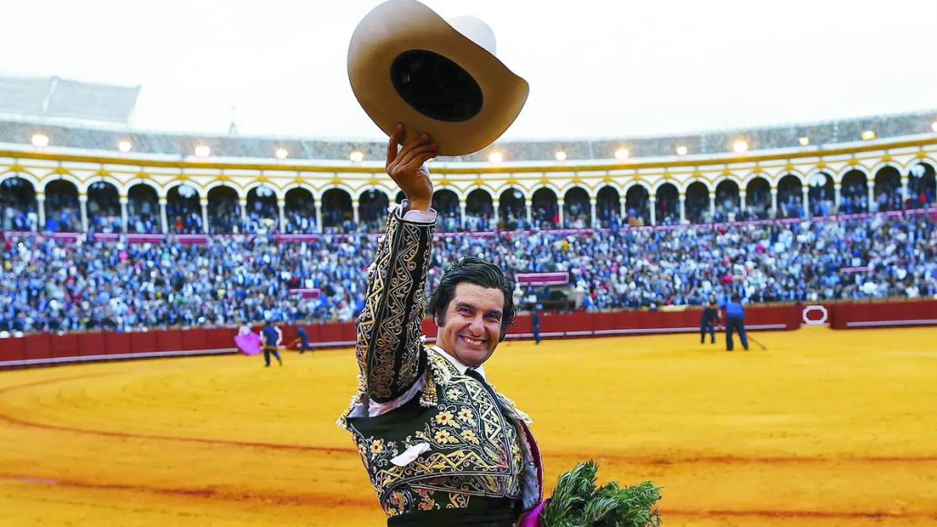 Morante de la Puebla, sonriente, celebra su triunfal actuación durante la vuelta al ruedo en La Maestranza