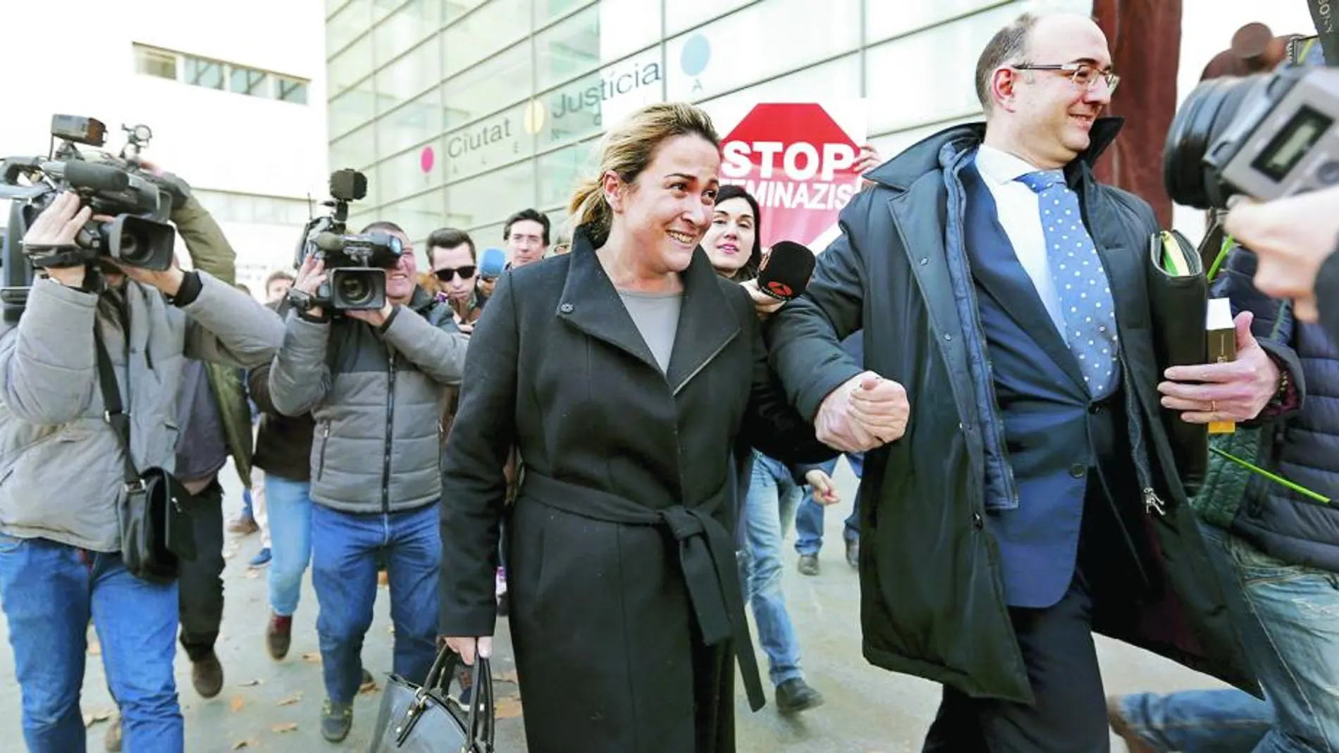 Lourdes Mengual, concejal del PP, sale del juzgado despues de declarar en Valencia