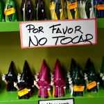 La Semana Santa es, además de religioso, un reclamo turístico. En la imagen , una tienda de recuerdos en Córdoba