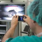 Los médicos españoles dedican 127 horas al año a su formación