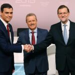 Mariano Rajoy y Pedro Sánchez se saludan en presencia de Manuel Campo Vidal.