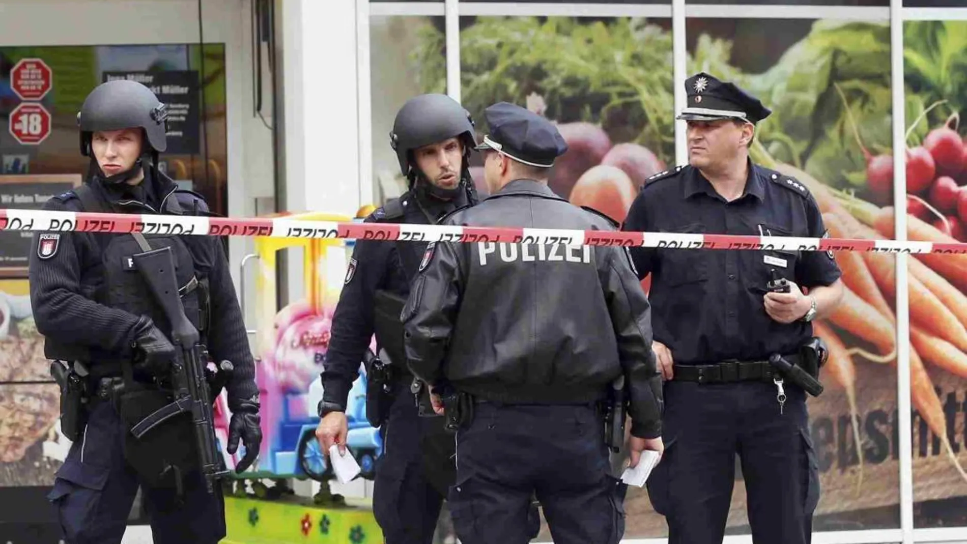 La policía monta guardia frente al supermercado en Hamburgo (Alemania) donde, según fuentes policiales, un hombre ha atacado a cuchilladas a varias personas.