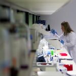 Una de las especialistas del Proyecto Genoma Médico trabaja en un laboratorio de la sede considerada uno de los centros de bioinformática más potentes de Europa