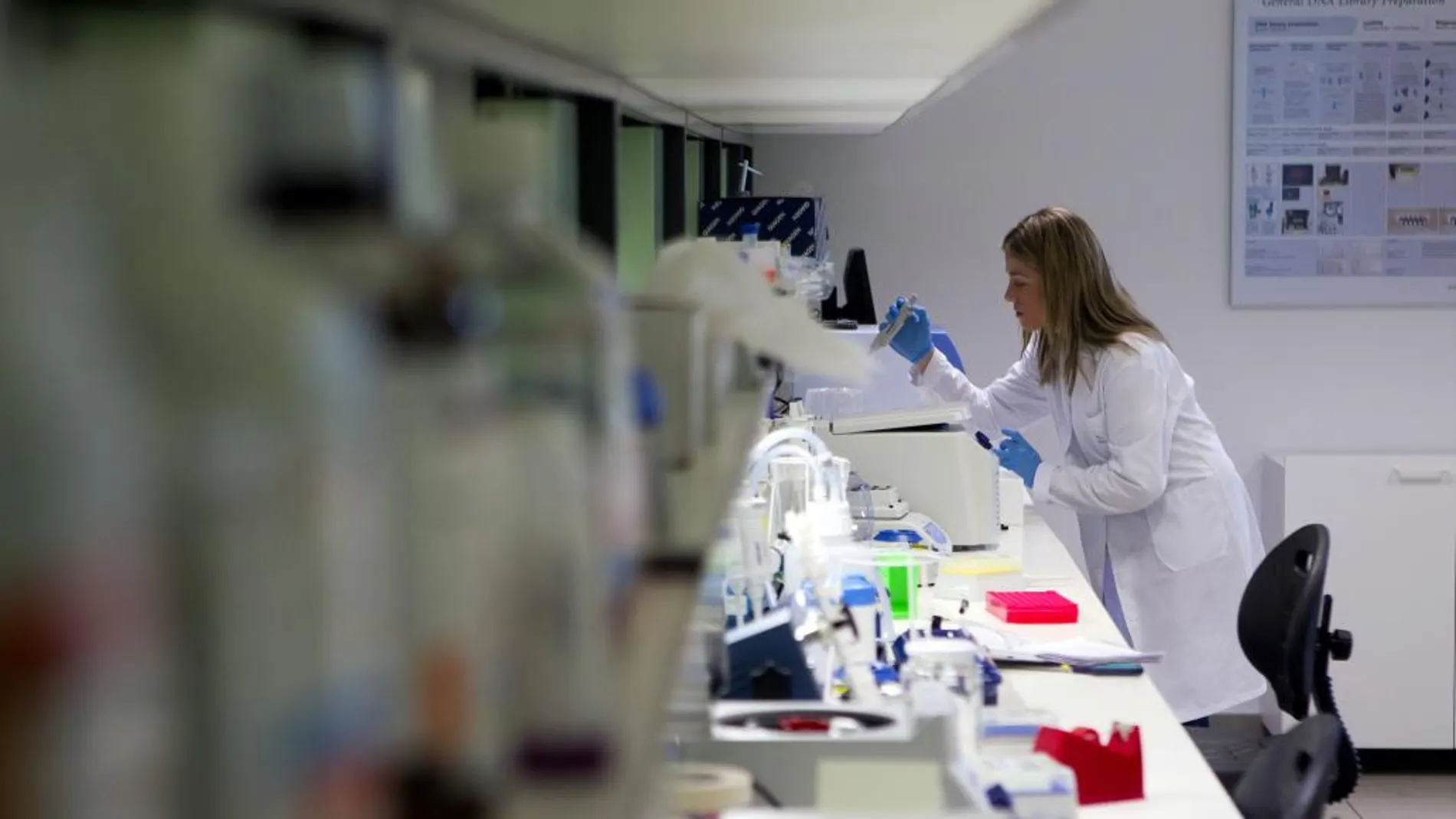 Una de las especialistas del Proyecto Genoma Médico trabaja en un laboratorio de la sede considerada uno de los centros de bioinformática más potentes de Europa