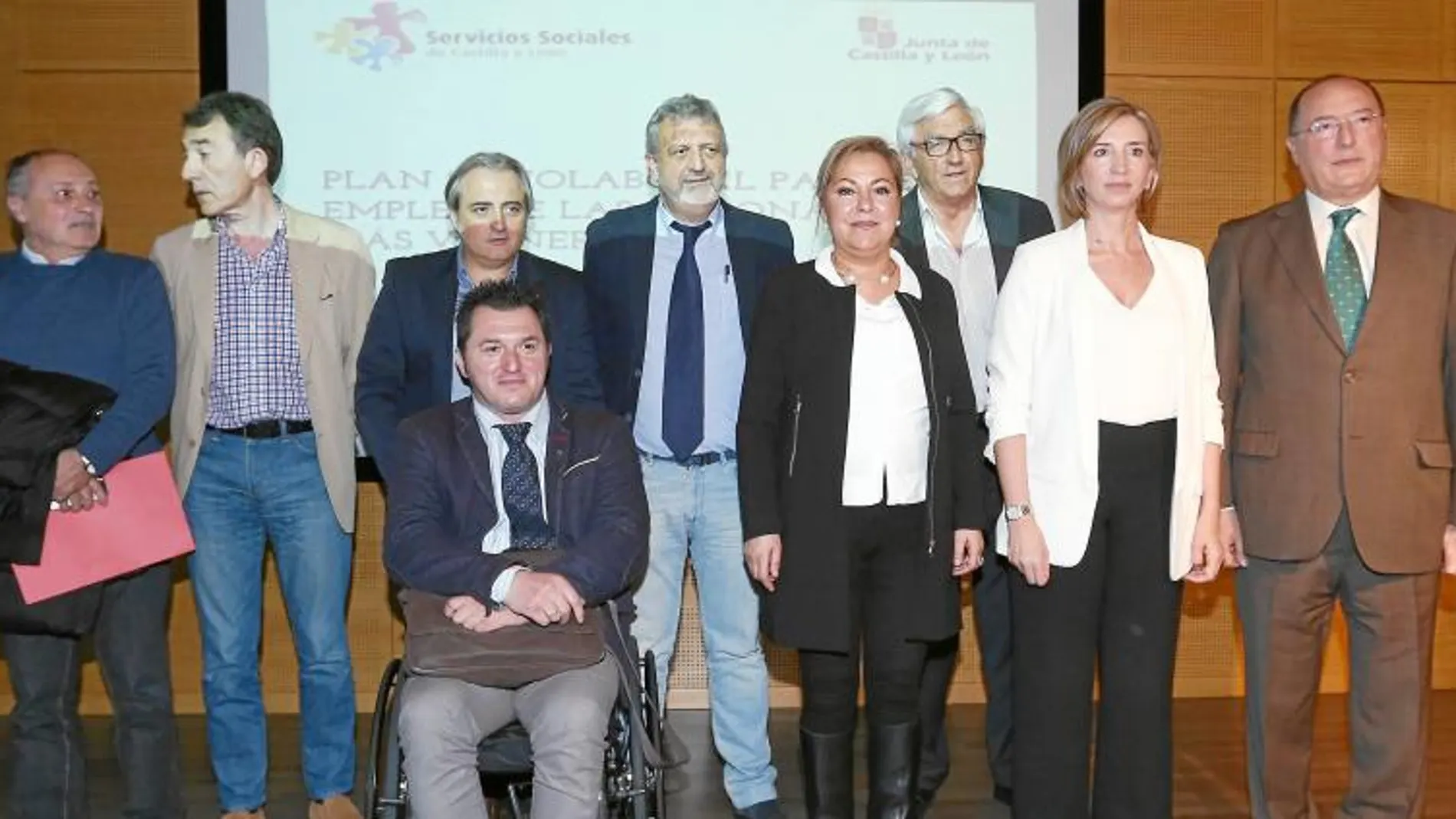 La vicepresidenta Rosa Valdeón y la consejera Alicia García con ponentes de la jornada de presentación del Plan de Inserción Sociolaboral