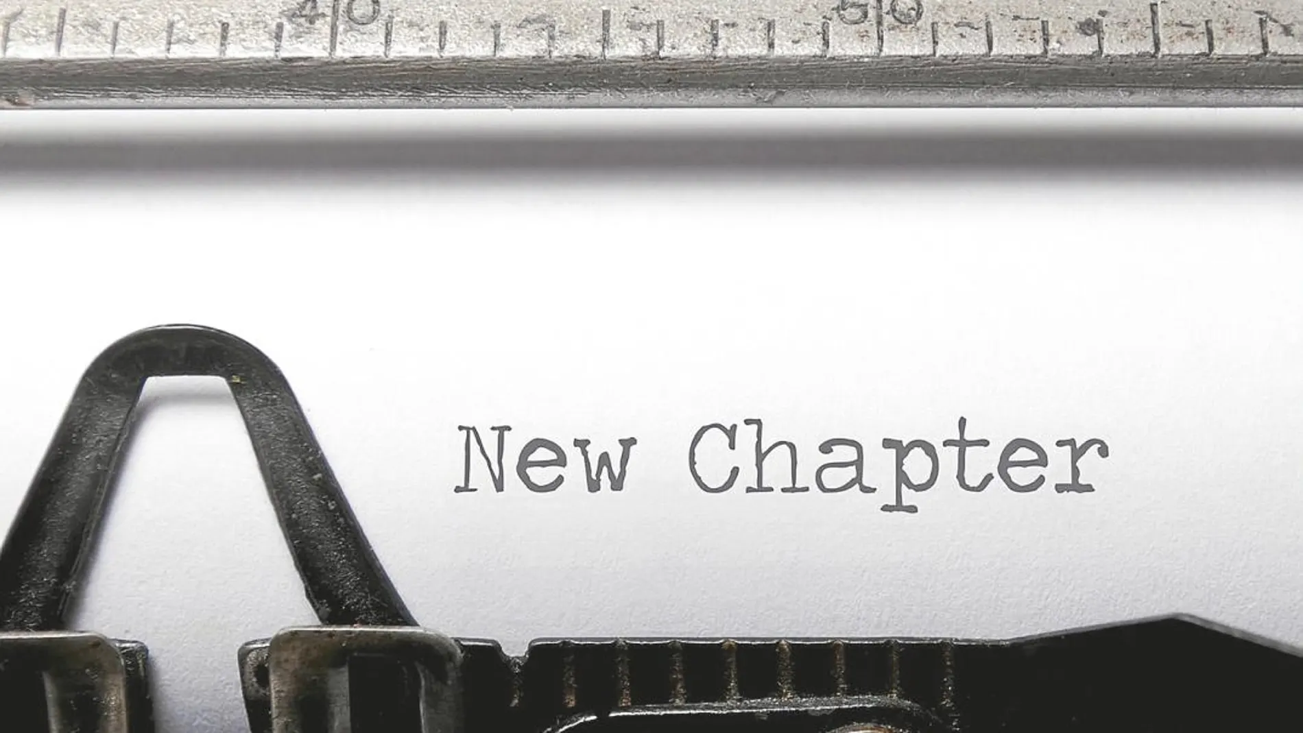 New chapter sobre un folio en una máquina de escribir