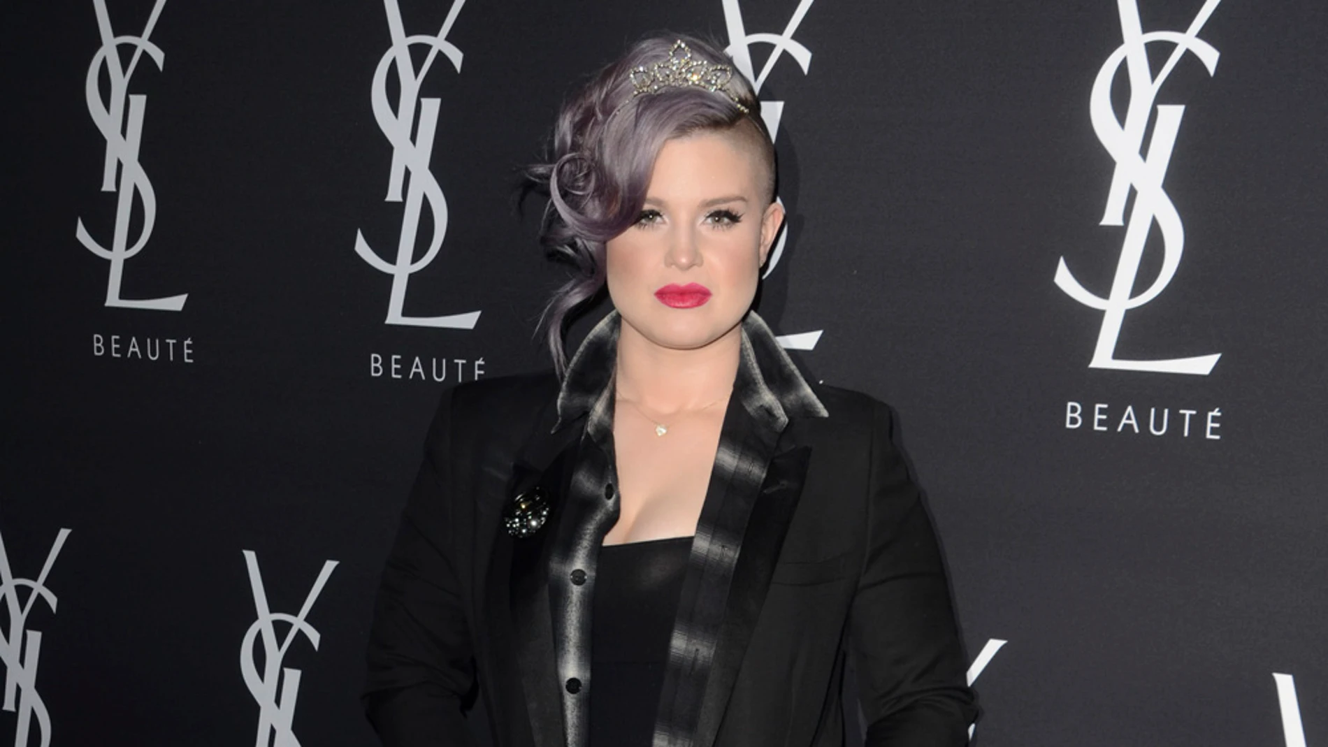 Kelly Osbourne publica en Twitter el número de teléfono de la amante de su padre