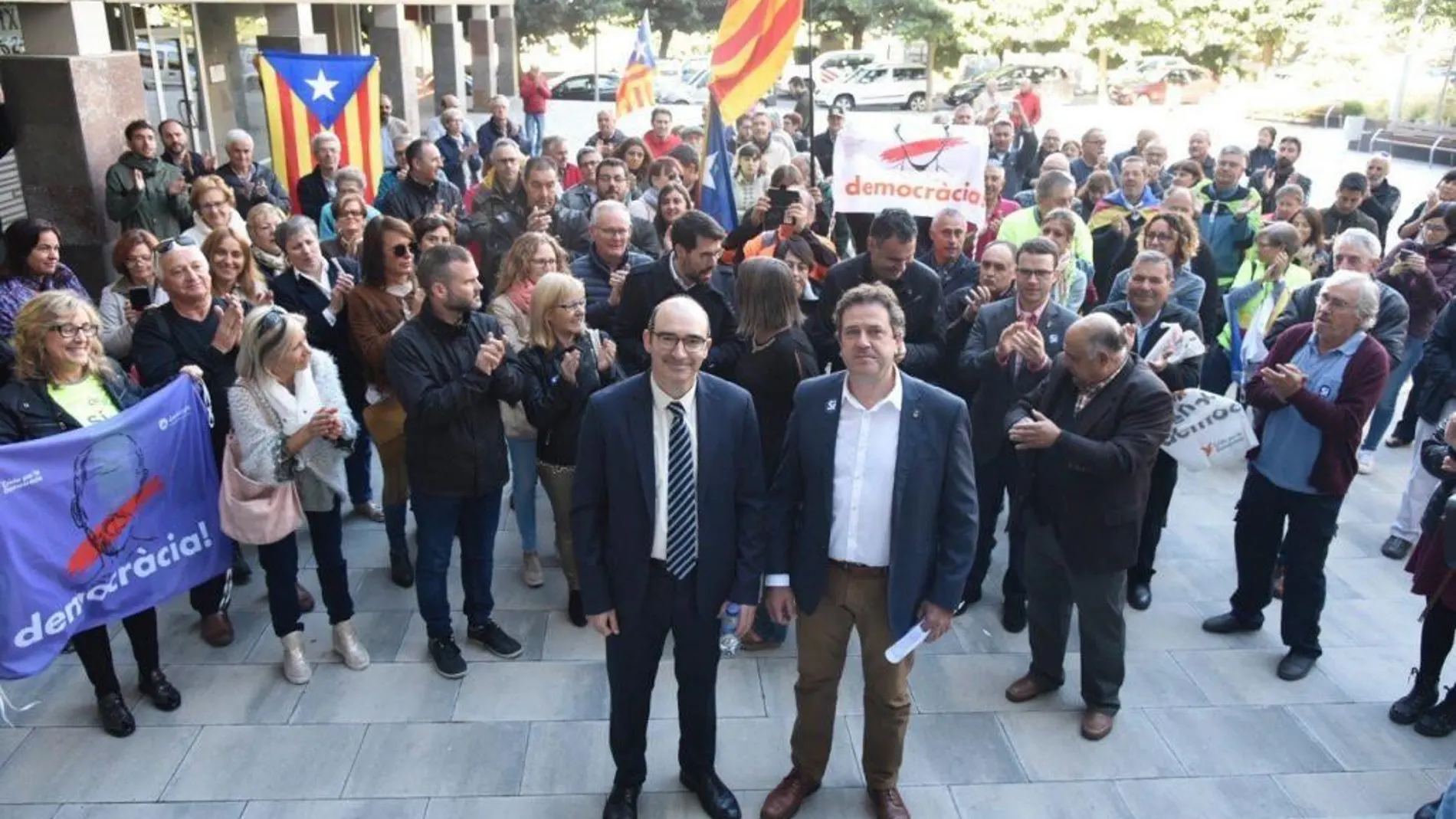 El alcalde de Oliana (Lleida), Miquel Sala (d), junto al alcalde de alcalde de Pont de Suert (Lleida), José Antonio Troguet (i).