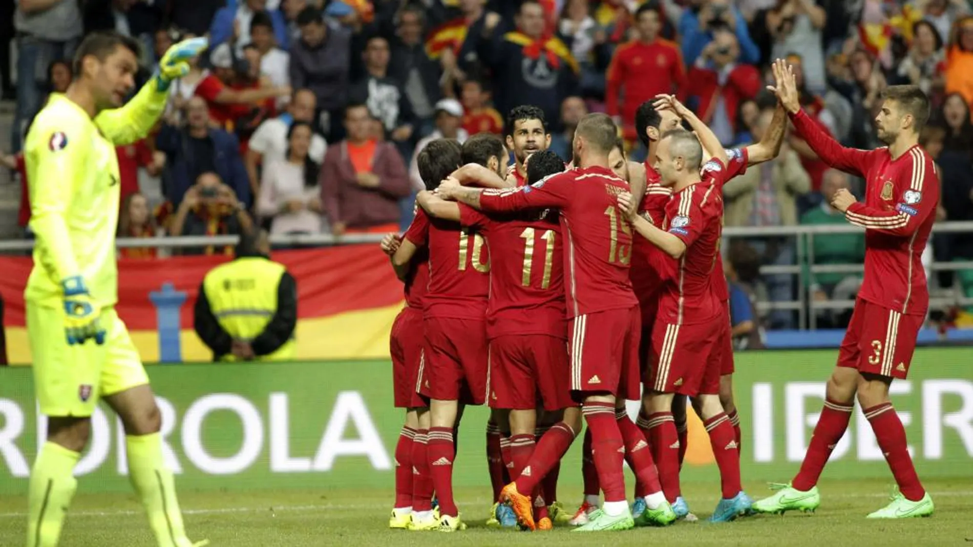 Los jugadores de la Selección española celebran tras marcar ante Eslovaquia