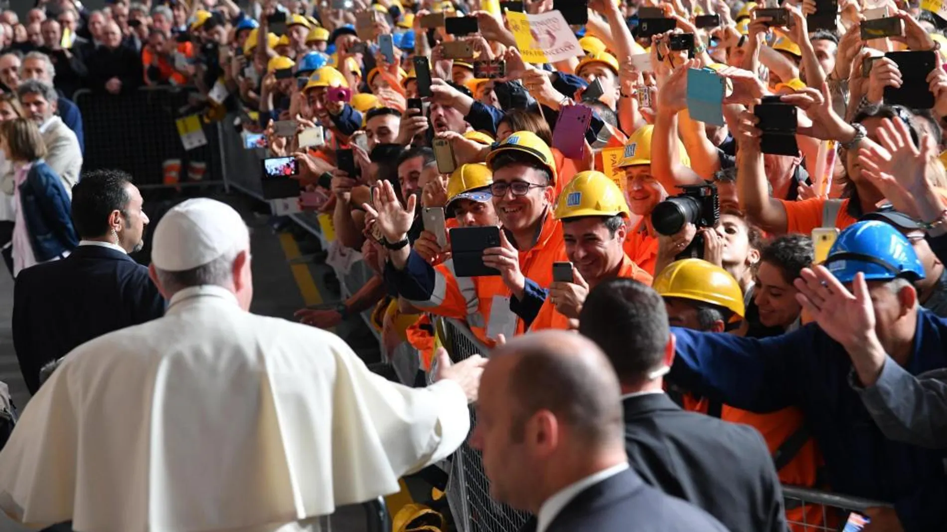 Imagen de la llegada del Papa al encuentro con la siderúrgica