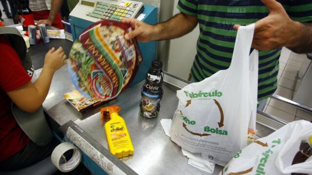 Las bolsas se usan cada vez menos en los supermercados