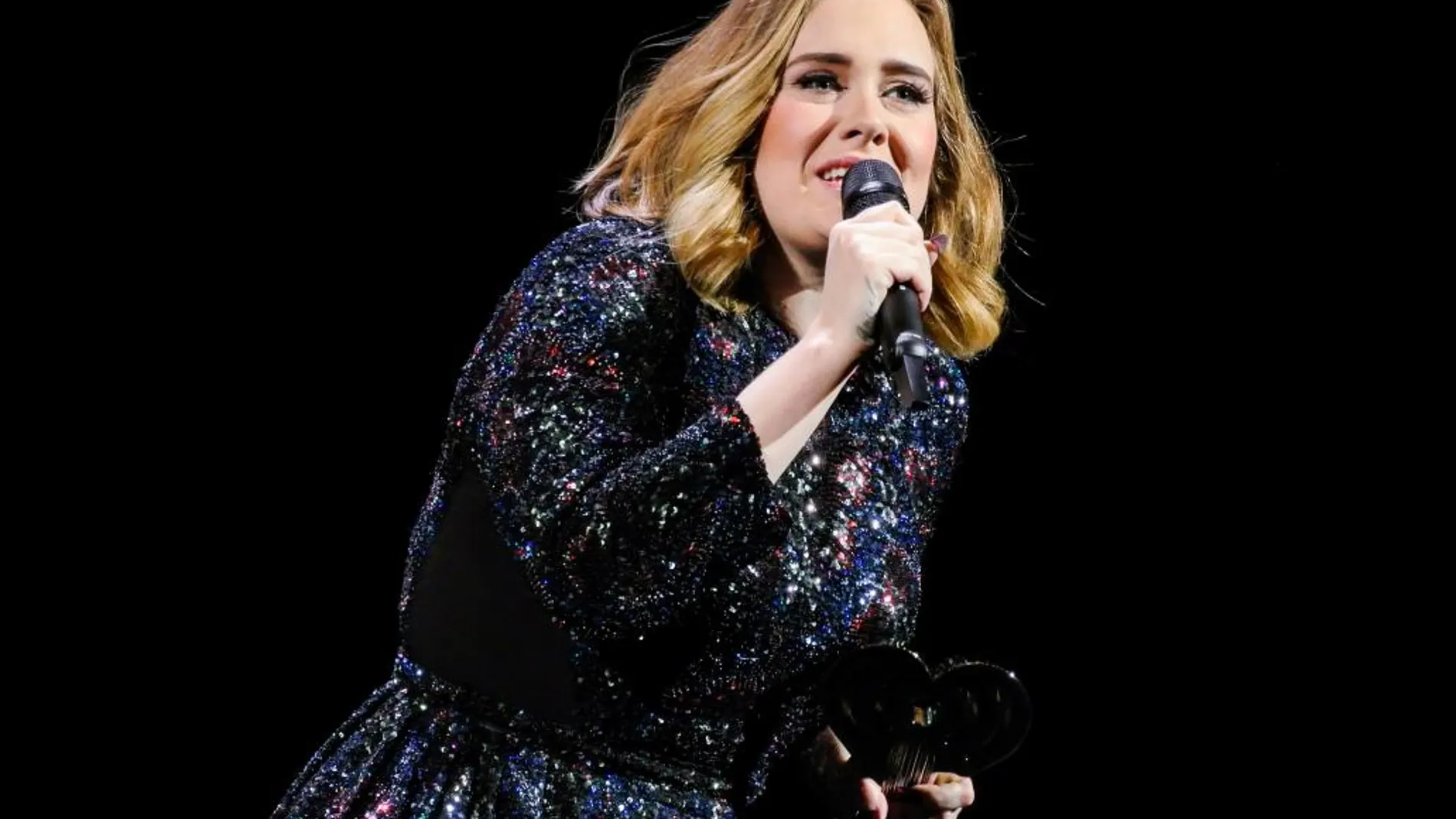 Adele emociona y divierte a un entregado Sant Jordi que llora y ríe con ella