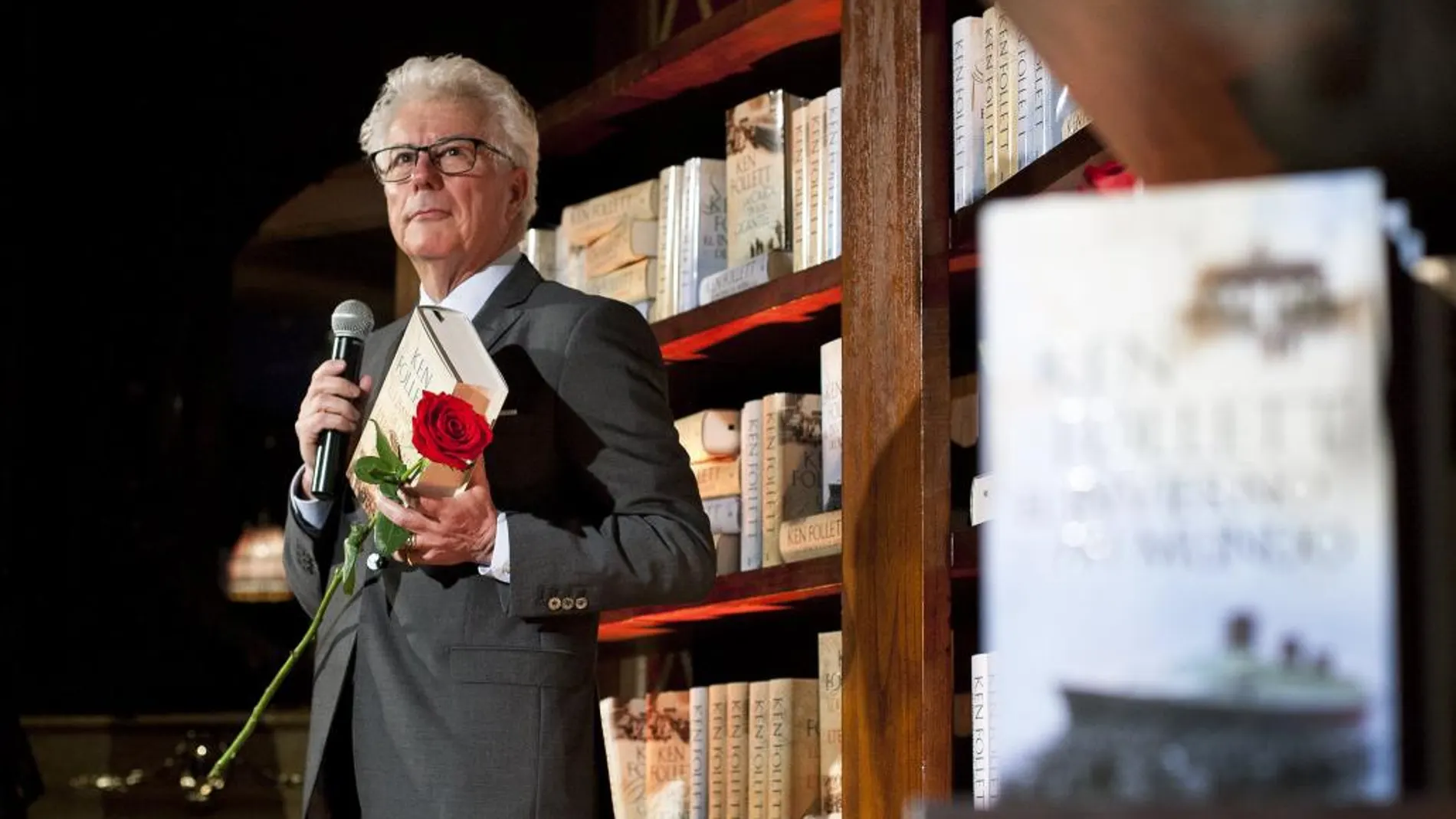El escritor británico Ken Follet posa para los medios durante la pasada edición de la fiesta de Sant Jordi.