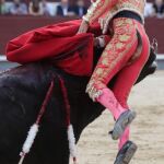 El diesto Francisco José Espada, es cogido por su primero "Gilbero", durante el festejo de la Feria de San Isidro hoy en la monumental de Las Ventas.