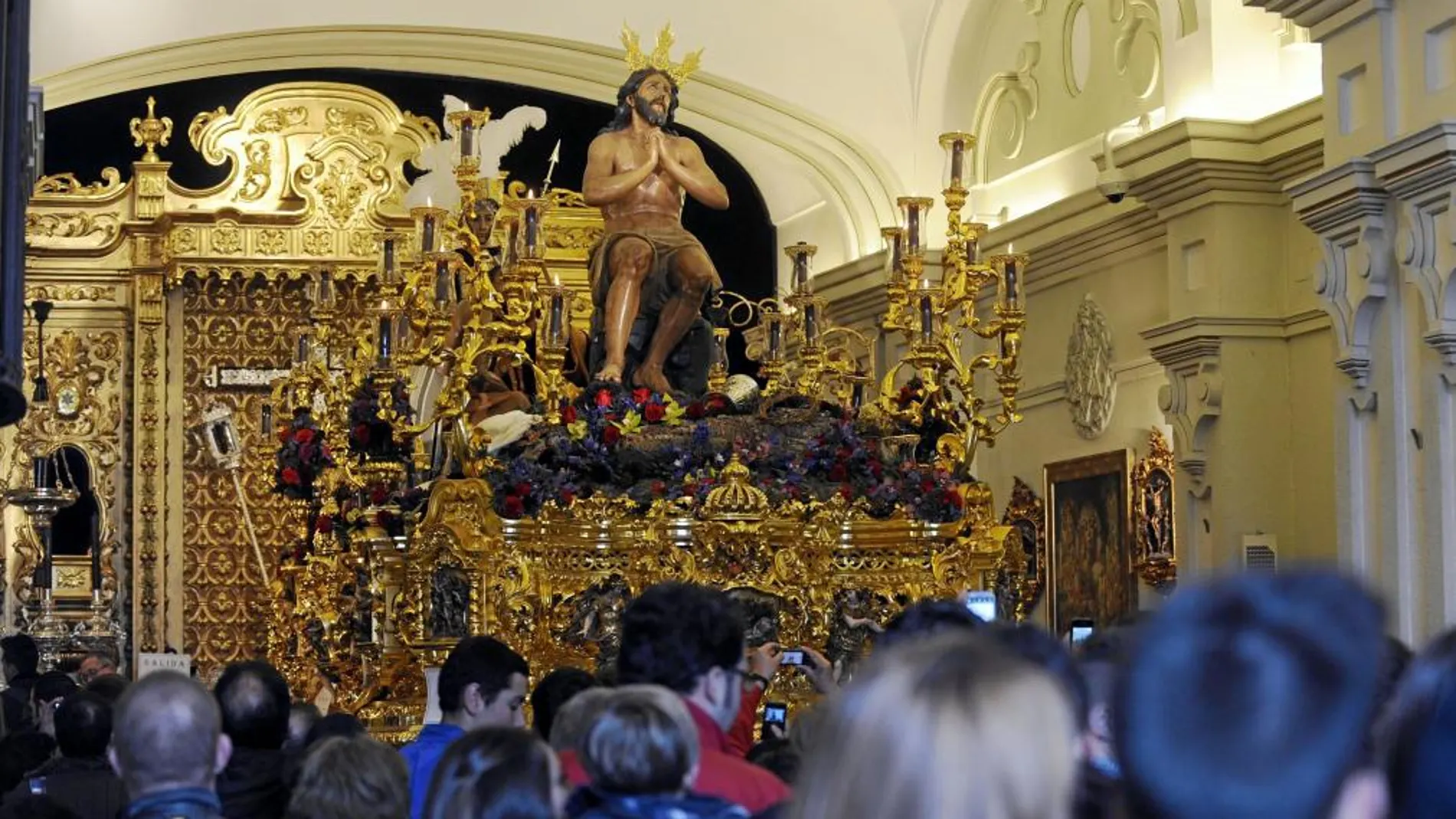 Una multitud contempla al Señor de las Penas, de la hermandad de la Estrella