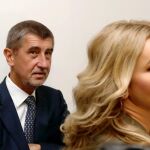 Andrej Babis y su mujer Monika acuden al centro electoral