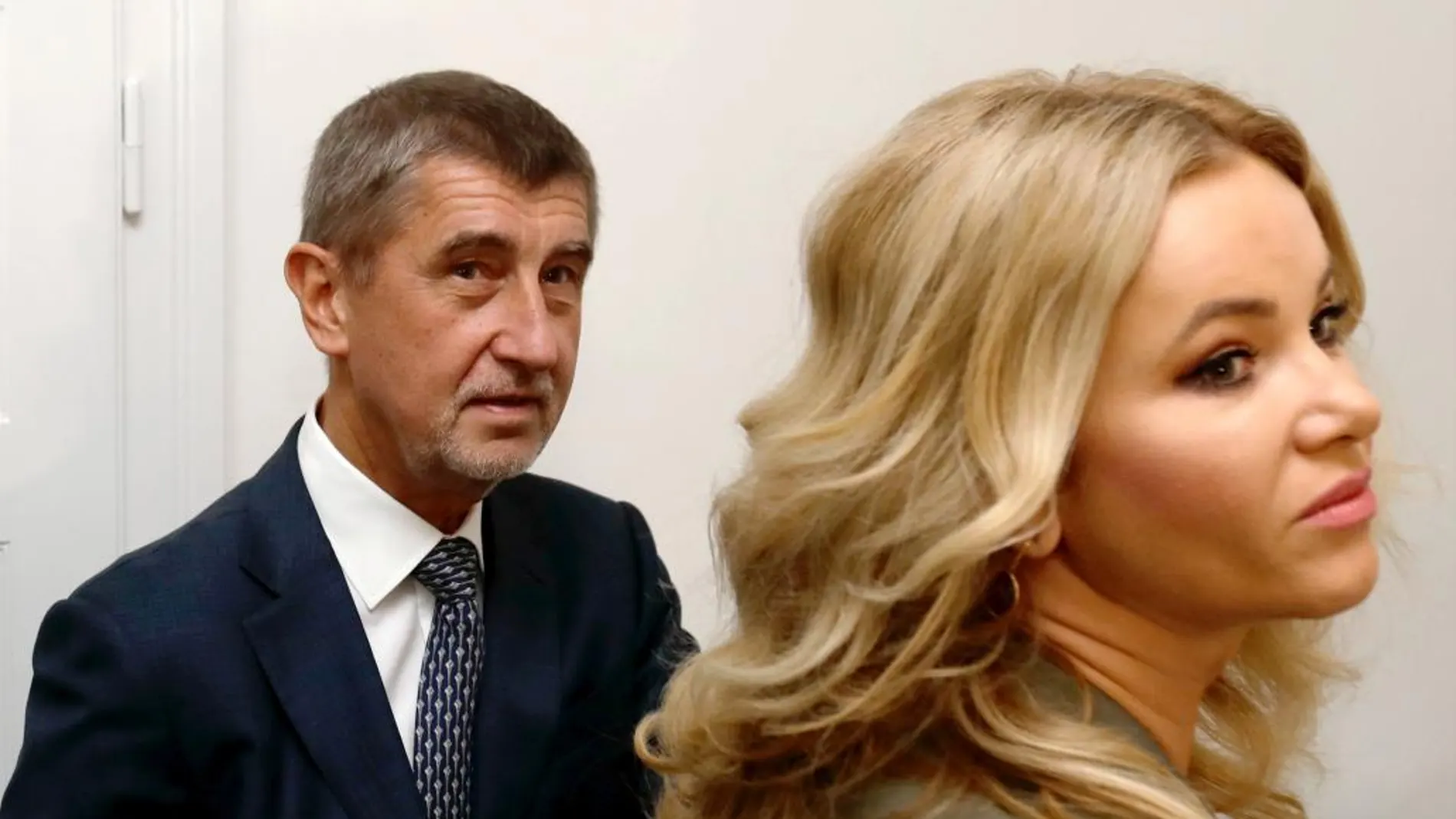 Andrej Babis y su mujer Monika acuden al centro electoral