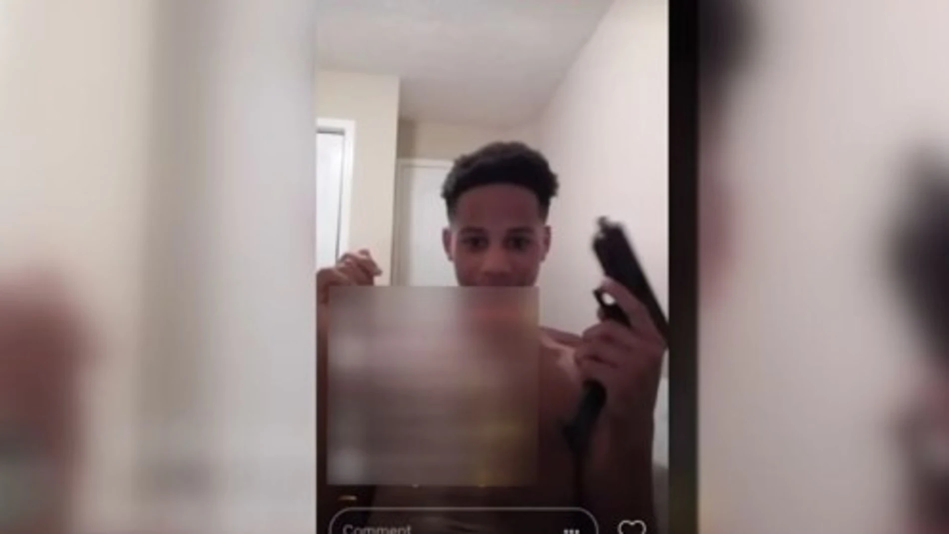 Instante del vídeo en el que el joven manipula la pistola