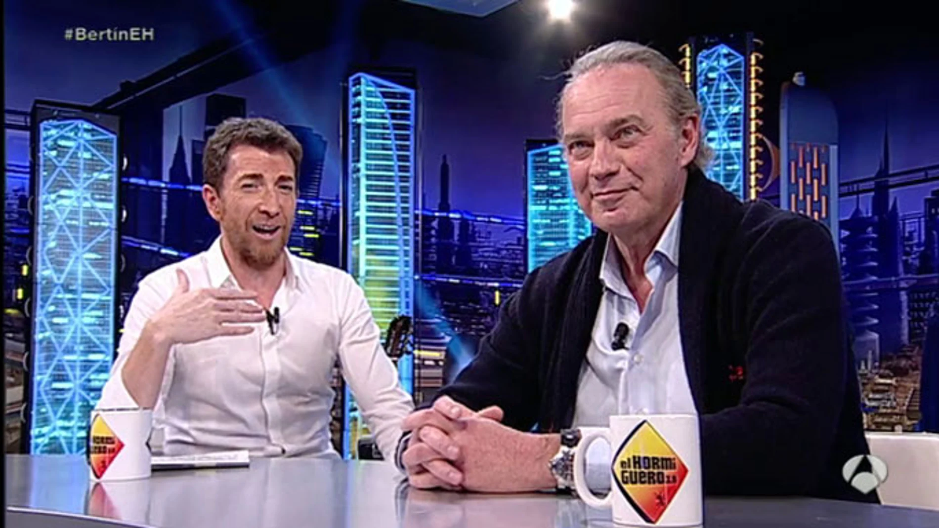 Bertín Osborne en el plató de El Hormiguero con Plabo Motos